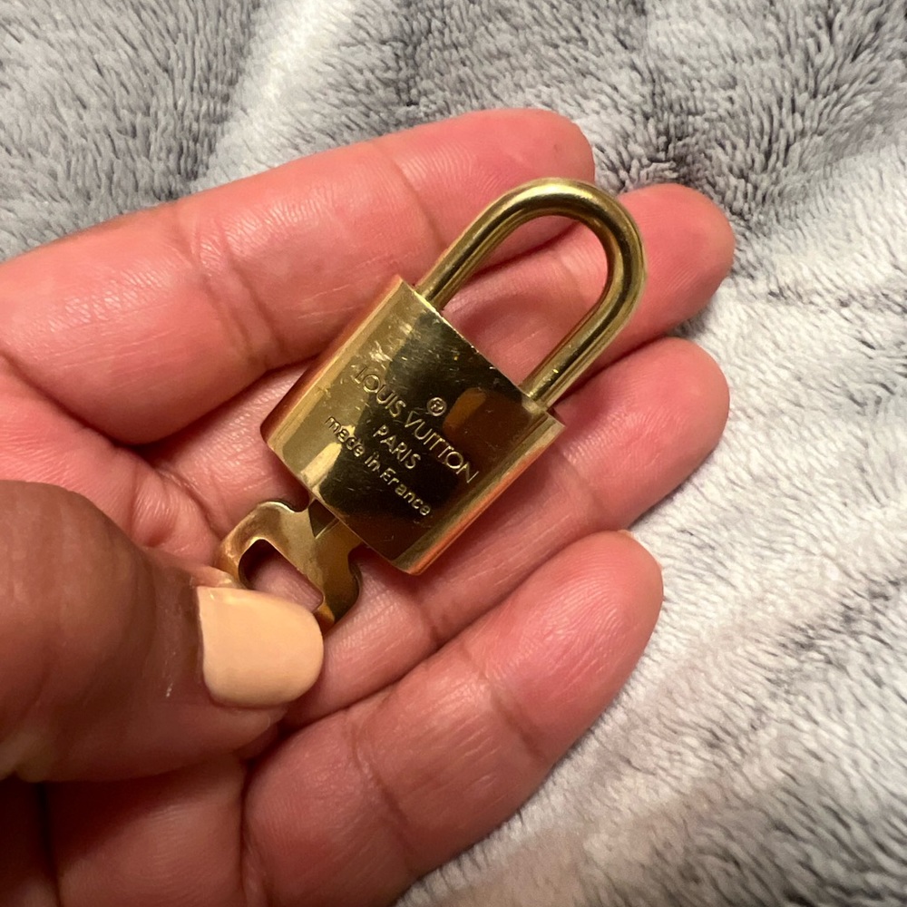 Lv Lock & Key- Shiny - image 4